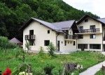 Cazare Voineasa? Pensiunea Ciobanelu si te bucuri de un peisaj unic in Romania! Colt de Rai este..putin spus!