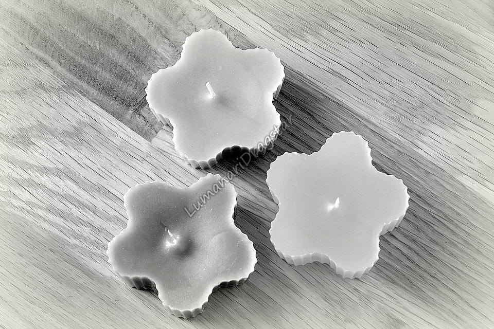 Lumanari plutitoare - model floare zimtata - alb