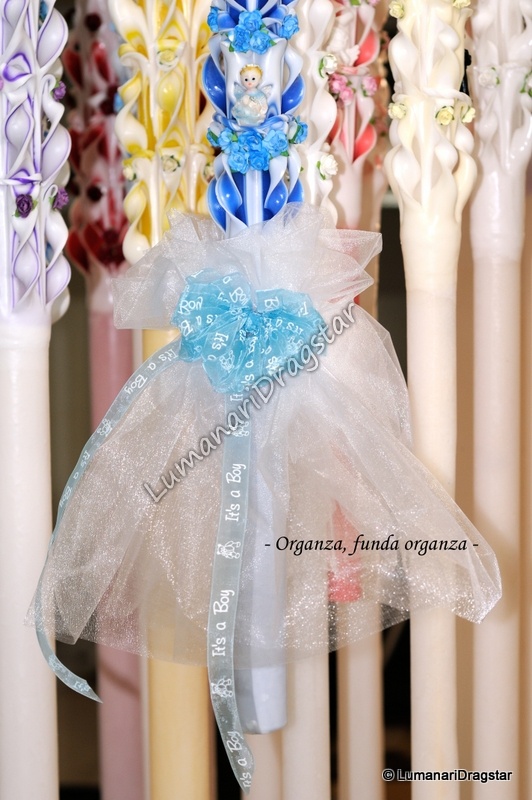 Aranjament - lumanare 60cm model la un capat, organza alba si funda bleo asortata