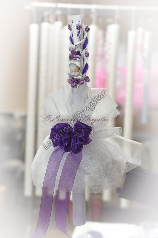 Aranjament - lumanare 60cm model la un capat, organza alba si funda mov - mini