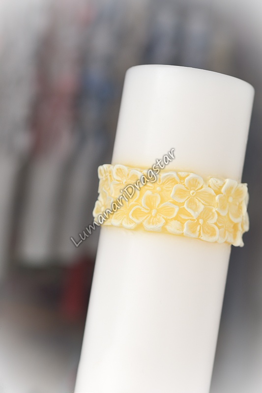 Lumanare cilindru diametru de 7cm, inaltime de 30cm - cu brau floral - culoare la alegere