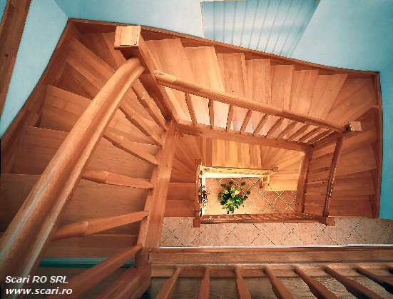 Scari interioare din lemn