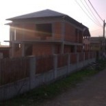Case la rosu
