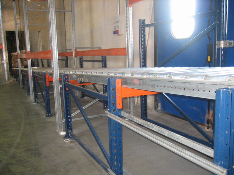 Rafturi metalice cu role