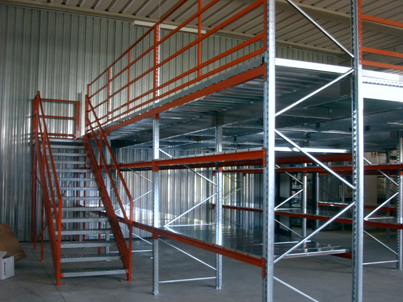 Rafturi metalice cu pasarela