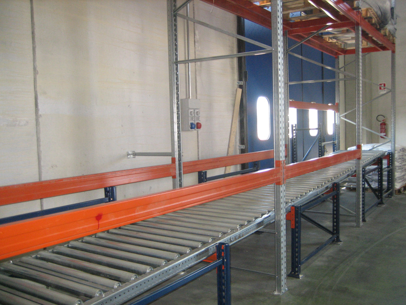 Rafturi metalice cu role