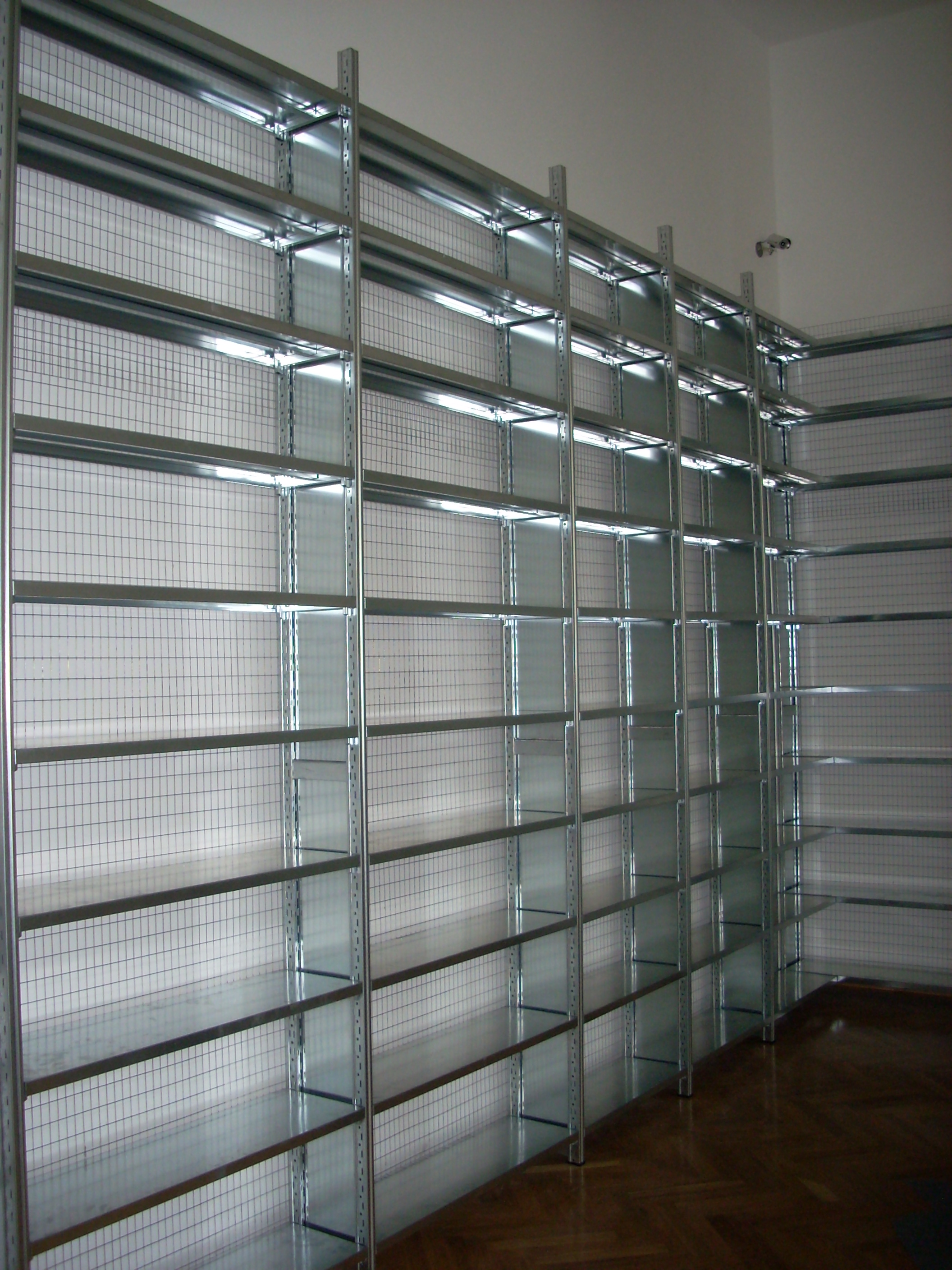 Rafturi metalice cu polite