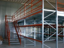 Rafturi metalice cu pasarela