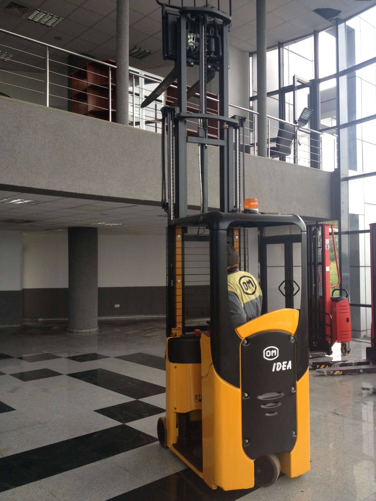 Electrostivuitoare Reach Truck
