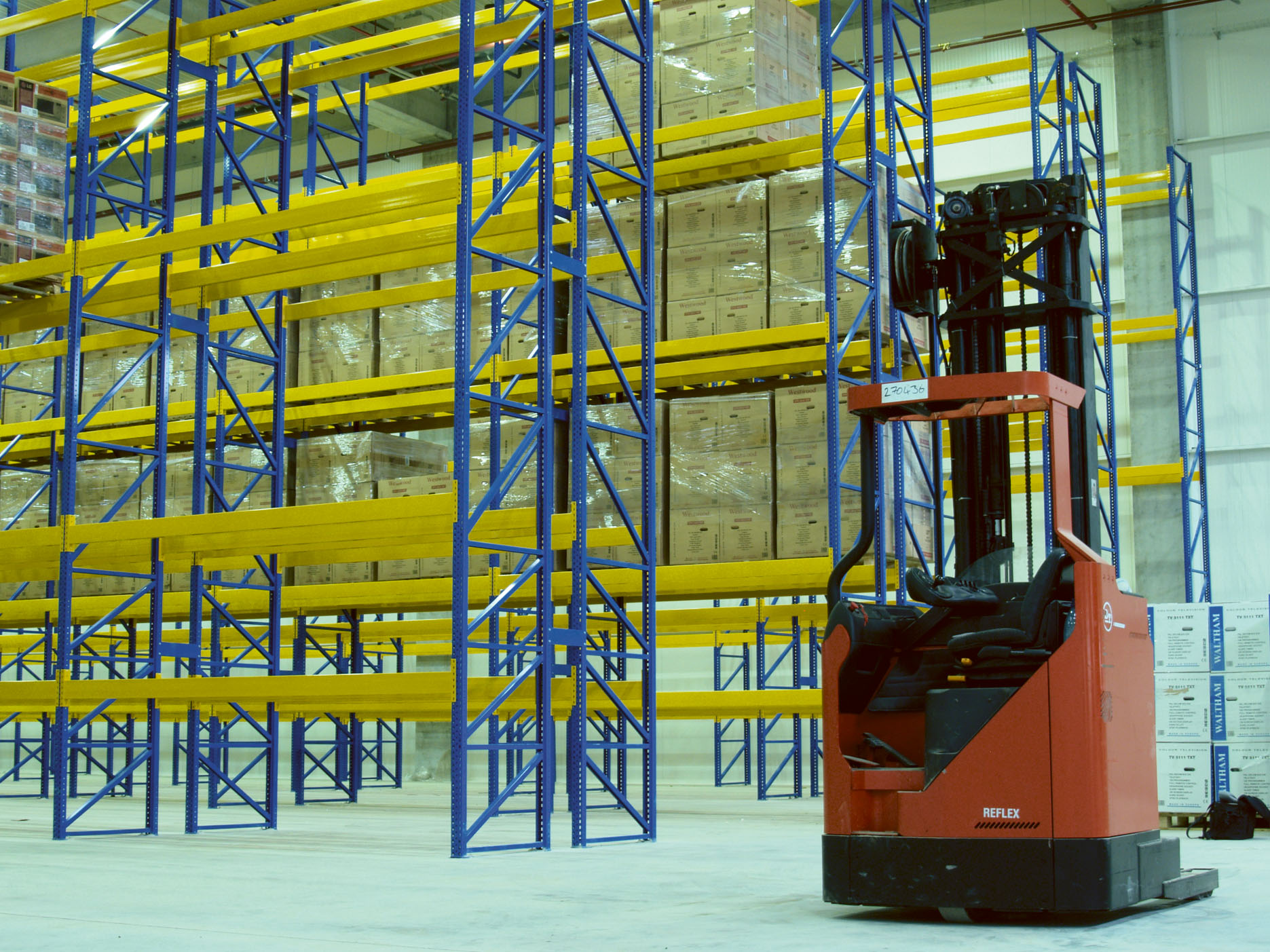 Electrostivuitoare Reach Truck