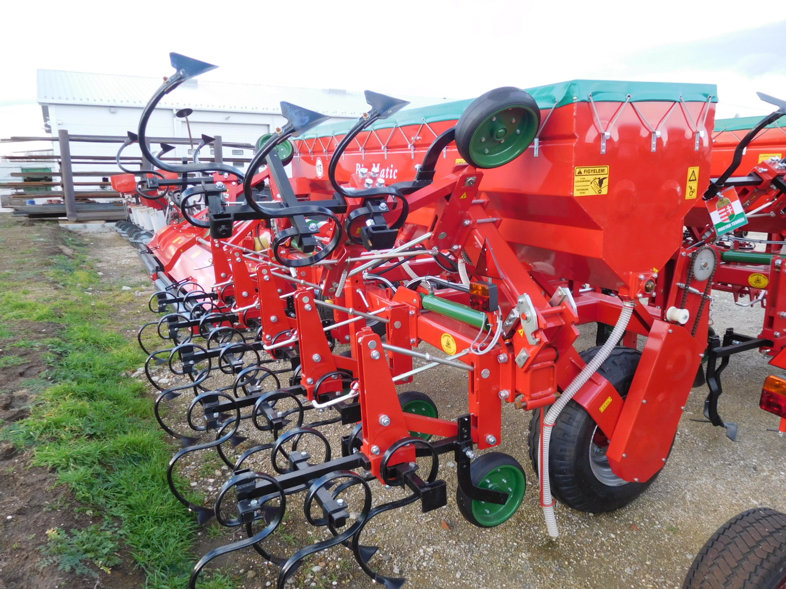 Cultivator Komaromi-Gep model ABK 116 pliabil hidraulic, cu  îngrăşăminte în Big Bag