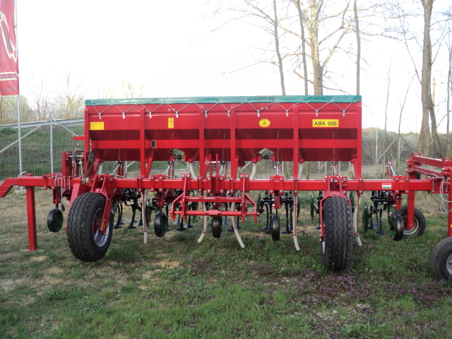 Cultivator Komaromi-Gep model ABK 006 echipat cu distribuitor de îngrăsăminte pentru Big Bag