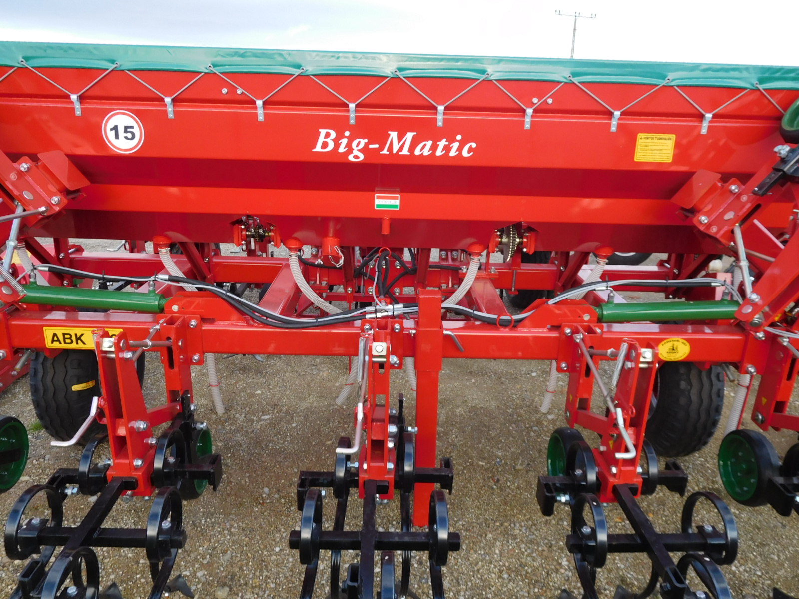 Cultivator Komaromi-Gep model ABK 116 pliabil hidraulic, cu  îngrăşăminte în Big Bag