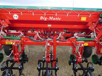 Cultivator Komaromi-Gep model ABK 116 pliabil hidraulic, cu  îngrăşăminte în Big Bag