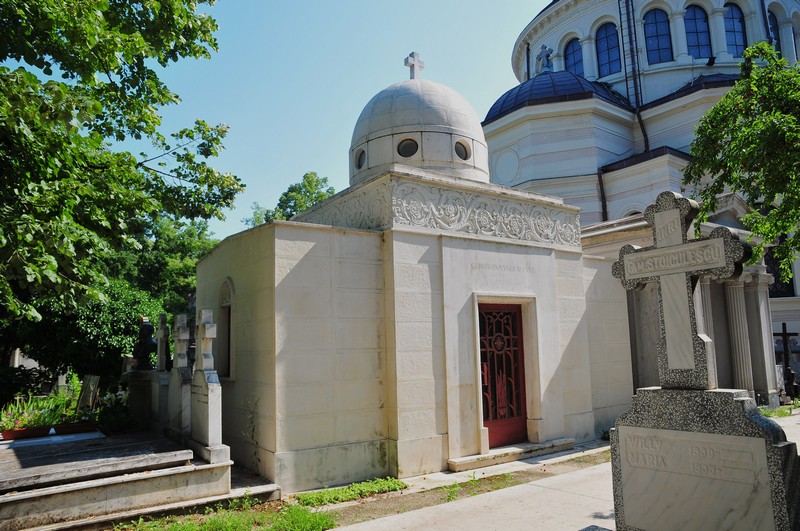 Monumente funerare