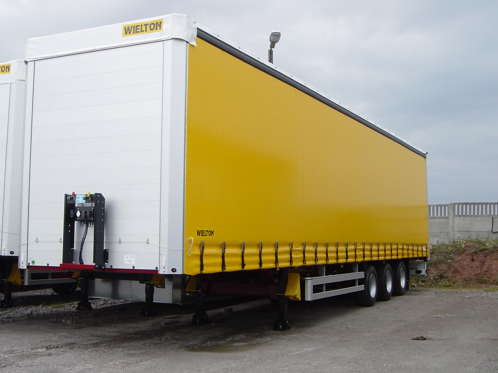 Semiremorci transport marfuri generale