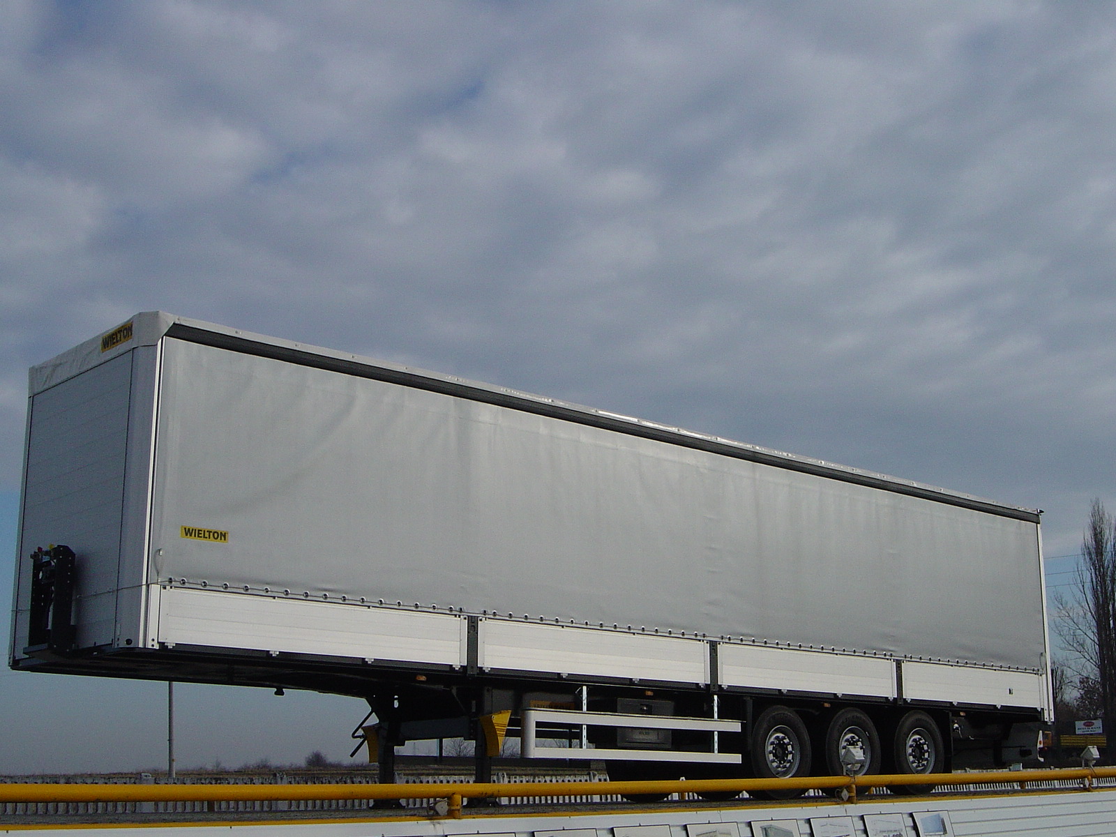Semiremorci transport marfuri generale