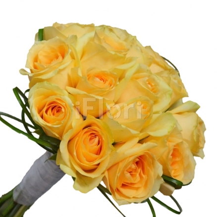 Buchet de mireasa din trandafiri somon