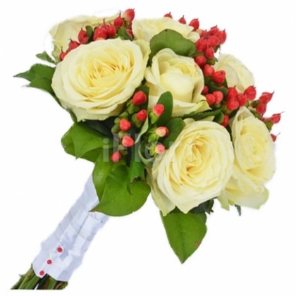 Buchet mireasa trandafiri albi si hypericum