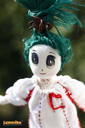 Esmeralda – Păpuşică din cârpă cu cu frânturi de univers în ochi