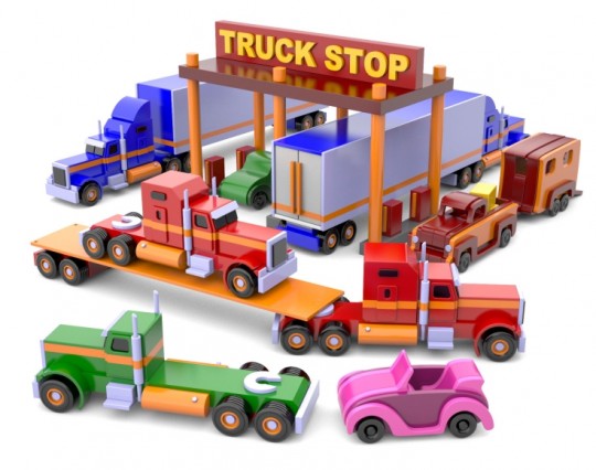 Camion din lemn în benzinărie