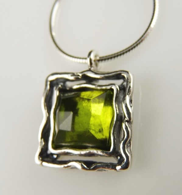 Colier din argint peridot- N1335
