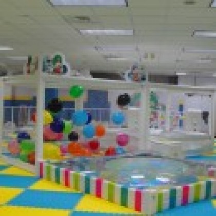 Trambulina cu apa si casa cu baloane