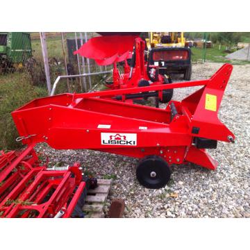 Masina de scos cartofi pe un rand