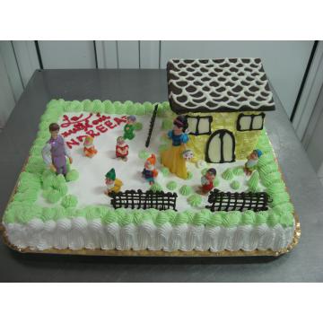 Tort alba ca zapada cu casuta si pitici