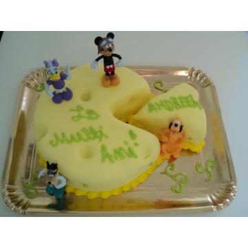 Tort martipan decor cascaval cu jucarii