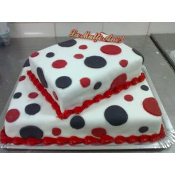 Tort martipan rosu, negru si alb