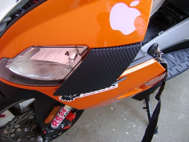 Autocolant carbon