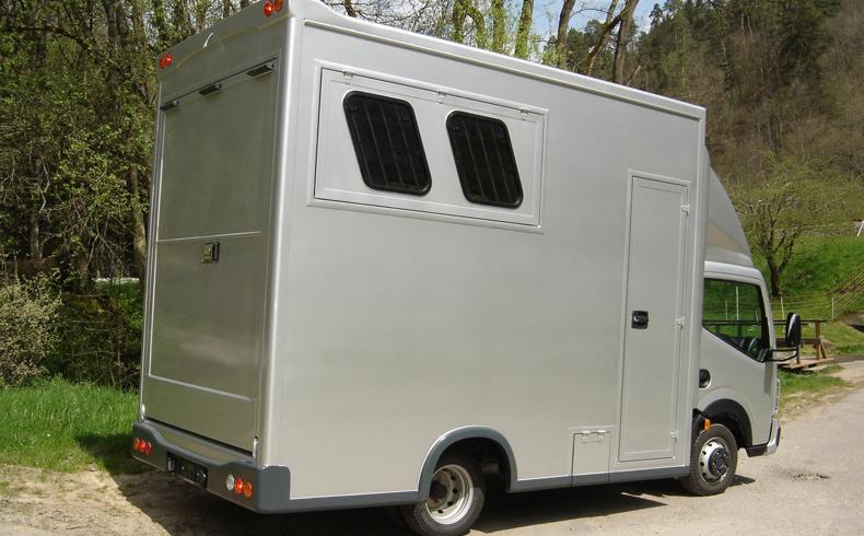 Camione trasport cai clasa compacta