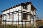 Constructie casa la rosu
