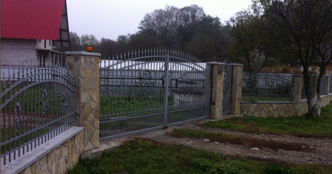 Porti fier forjat Bacau